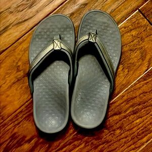 Vionic flip flops